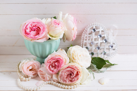 粉红玫瑰和装饰的心