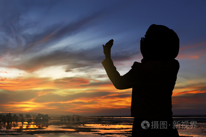 祈祷的穆斯林女人的剪影
