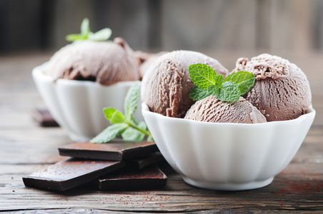 用新鲜的薄荷巧克力冰淇淋