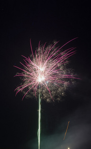 快乐新的一年 2016年五彩缤纷的烟花在夜空上