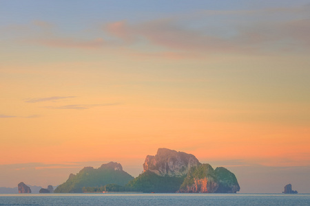 日落与色彩斑斓的天空，在海滩上的小船