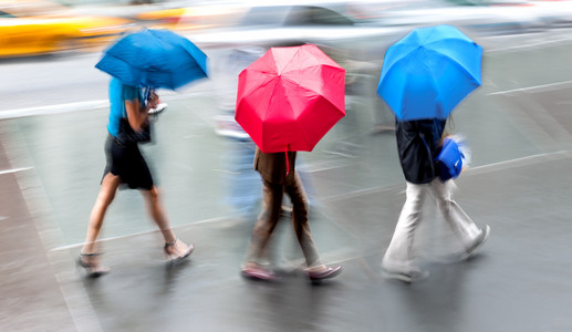 在对运动模糊市下雨天