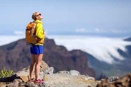 幸福的女人，在山中徒步旅行成功