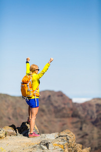 幸福的女人，在山中徒步旅行成功