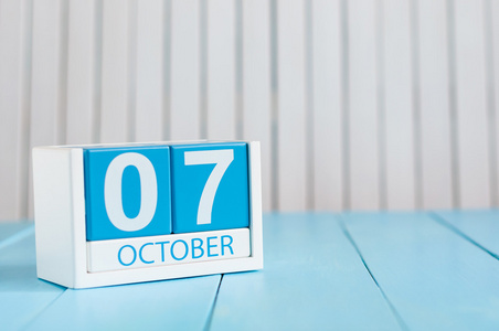 十月七日。 10月7日白色b木色日历图像