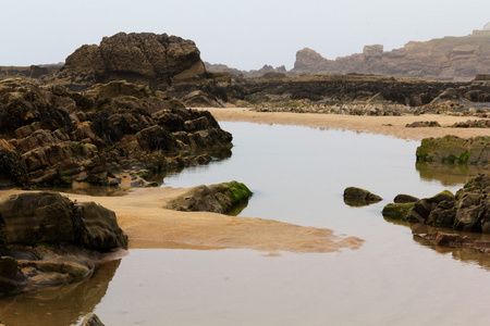 在 Bude，康沃尔在海边岩石上