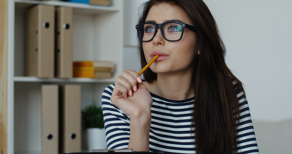 性感漂亮的女商人，戴着眼镜的书呆子，嘴里叼办公室记事本和一支铅笔