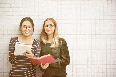 女人说话学习集思广益概念的友谊