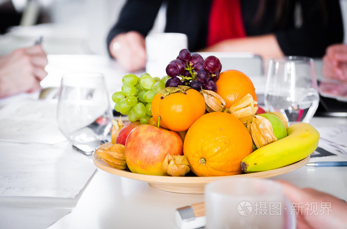 在办公室桌上的新鲜和健康水果