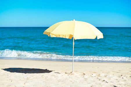 伞上令人惊叹的热带海滩背景度假
