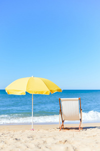 椅子和伞上令人惊叹的热带海滩背景度假