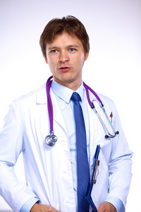 医疗保健和医学概念   严重的男医生用听诊器