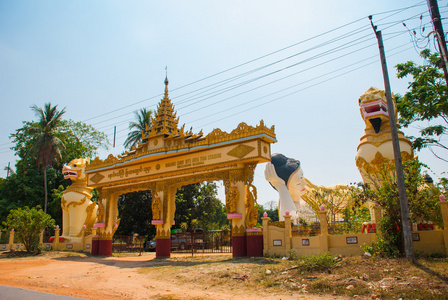 输入的门。吴妙 Tha Lyaung 卧佛。在入口处的神话动物雕塑。Chinthe。勃固。缅甸。缅甸