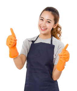 微笑亚洲女人戴着橡胶手套在白色背景上放弃竖起大拇指