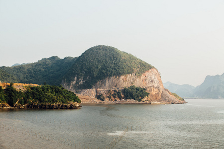 四面环海的悬崖的视图