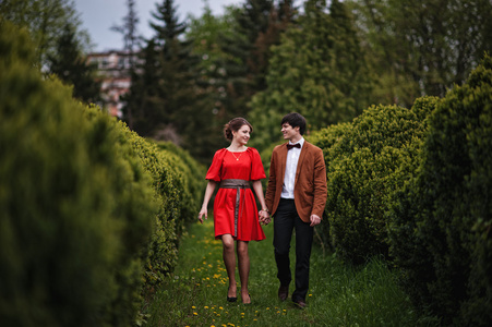 快乐和微笑的夫妇在公园花园散步相爱。 时尚时尚时尚