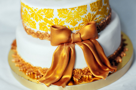 金色皇家婚礼蛋糕。