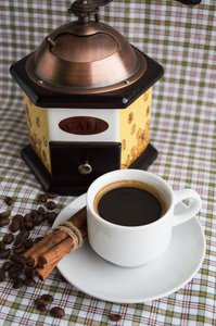 杯咖啡和咖啡磨与肉桂