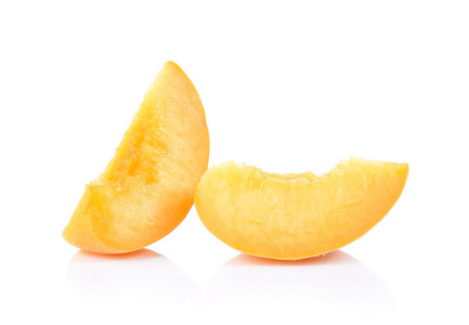 黄色的桃子，桃子切块白色背景上