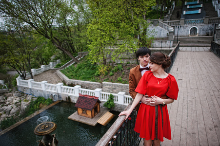 情侣拥抱在爱的背景桥河与喷泉。
