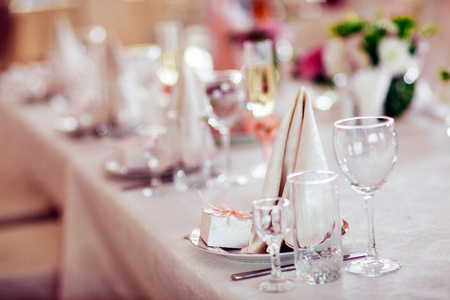 餐厅的婚礼桌装饰。