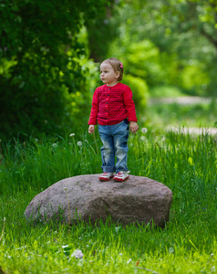 小女孩站在那块大石头