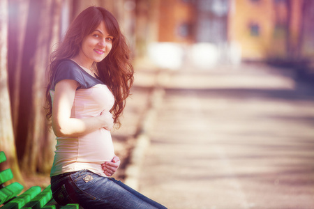 孕妇坐在一张长凳上