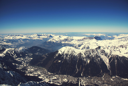 霞慕尼山谷全景鸟瞰图从钻头 du Midi 的山峰。最受欢迎的旅游目的地