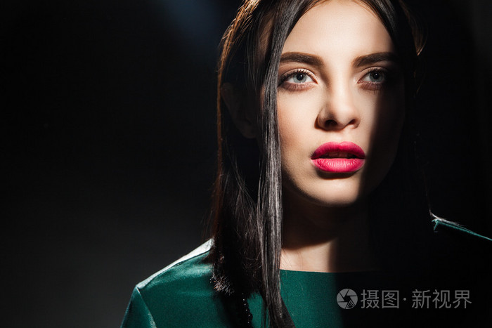 在阴影中的半张脸的黑头发女人的特写镜头