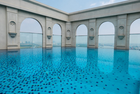 与越南西贡鸟瞰楼顶的游泳池