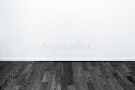 空白墙木地板