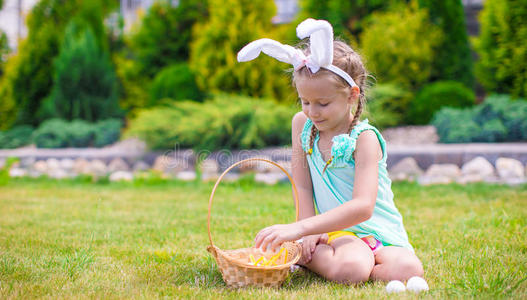 可爱的小女孩戴着兔子的耳朵
