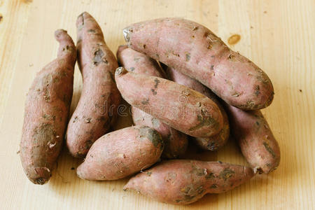 土豆 生的 山药 皮肤 甜的 作物 营养 木材 块茎 蔬菜