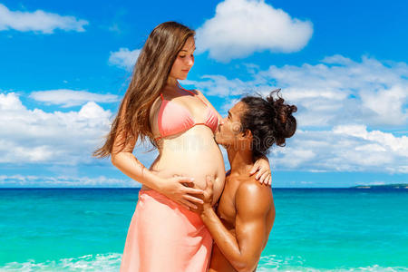 白种人 母亲 美丽的 幸福 马尔代夫 腹部 身体 成人 生活