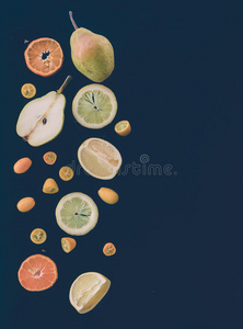 新鲜水果和柑橘混合在黑色梨片，普通话GR