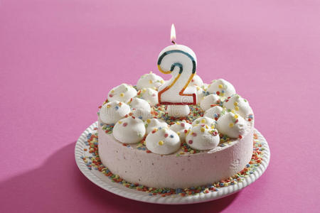 生日蛋糕，奶油蛋糕和燃烧的蜡烛