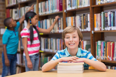 可爱的小学生在图书馆找书