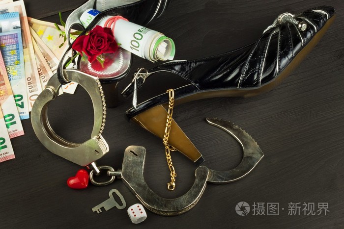 金属手铐和女人的鞋子.这一概念的性游戏.对卖淫妇女的暴力行为.