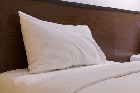 卧室装饰用白色枕头在床上图片