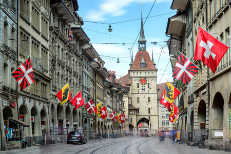 购物与著名的瑞士伯尔尼钟楼巷图片
