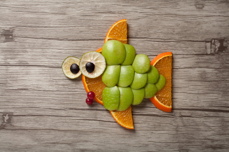 趣怪鱼制成的水果图片