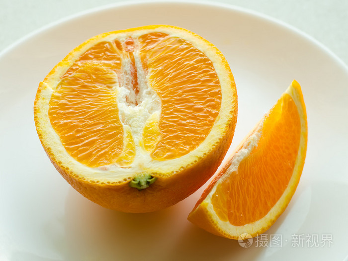盘子里的橘子切片