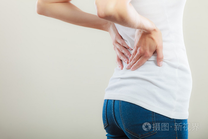 背痛.患有腰痛的年轻女人