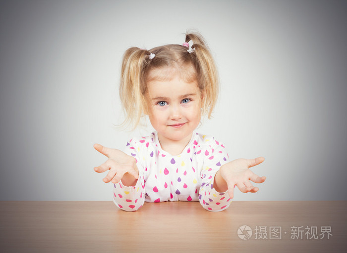 小女孩穿着休闲服仰望和思考