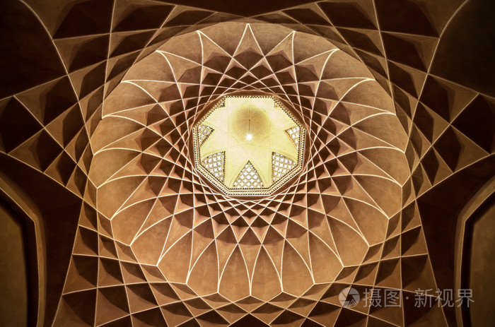 棕色墁几何伊斯兰波斯设计中的亚兹德巴格 e 