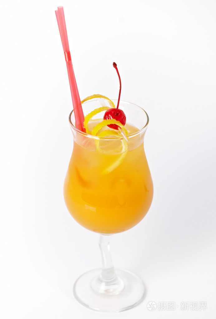 橙色的鸡尾酒饮料柠檬与孤立的白色背景上的樱桃