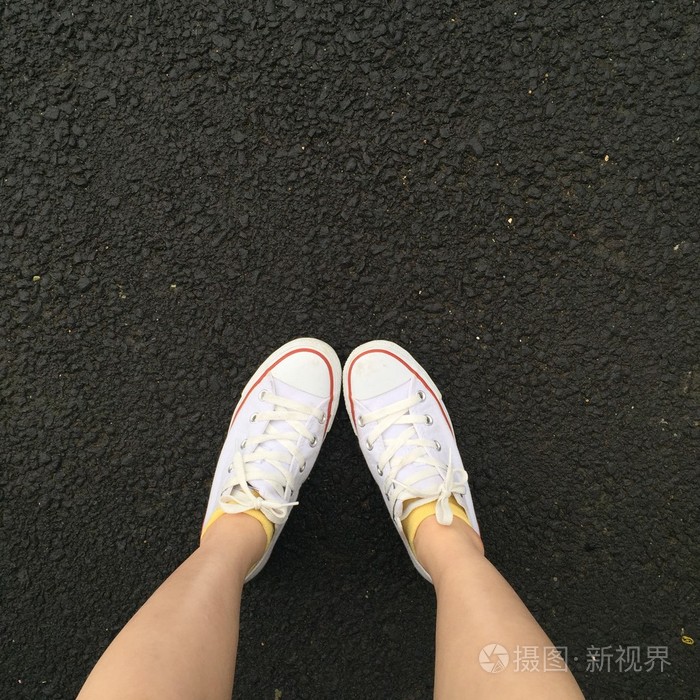 特写腿妇女与腿和白色运动鞋户外照片-正版商用图片10