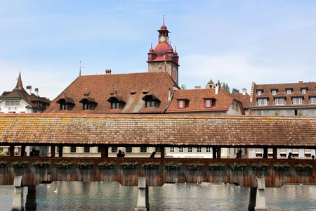 旧桥和瑞士卢塞恩湖上的塔图片