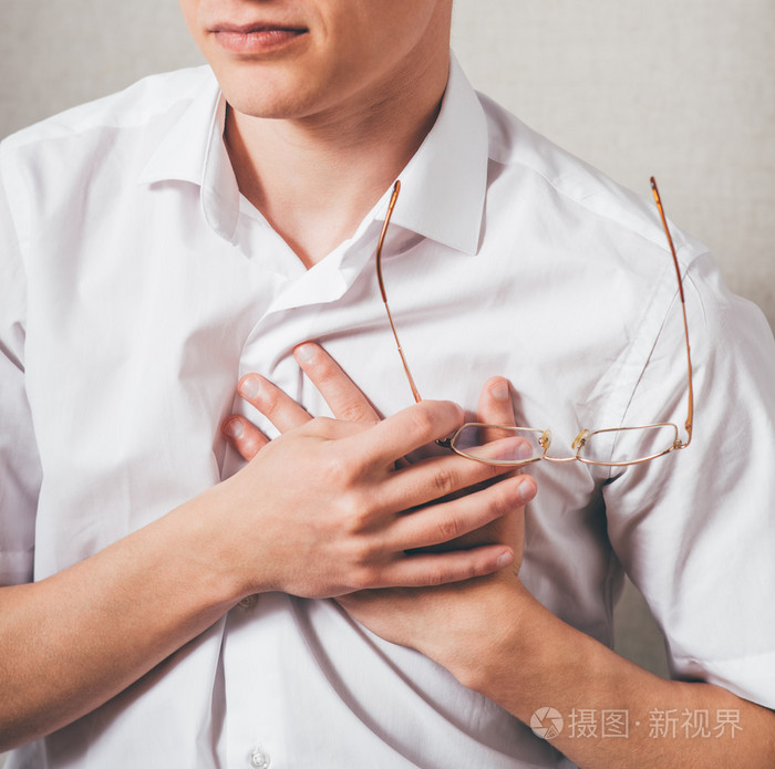 男人把他的手放在他的胸口