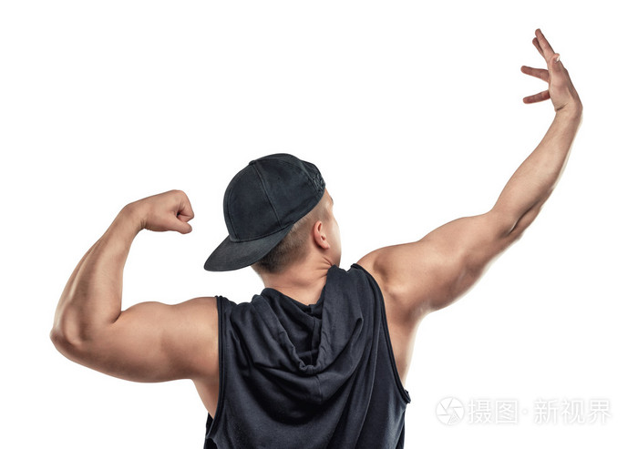年轻的肌肉男显示手臂肌肉肱二头肌